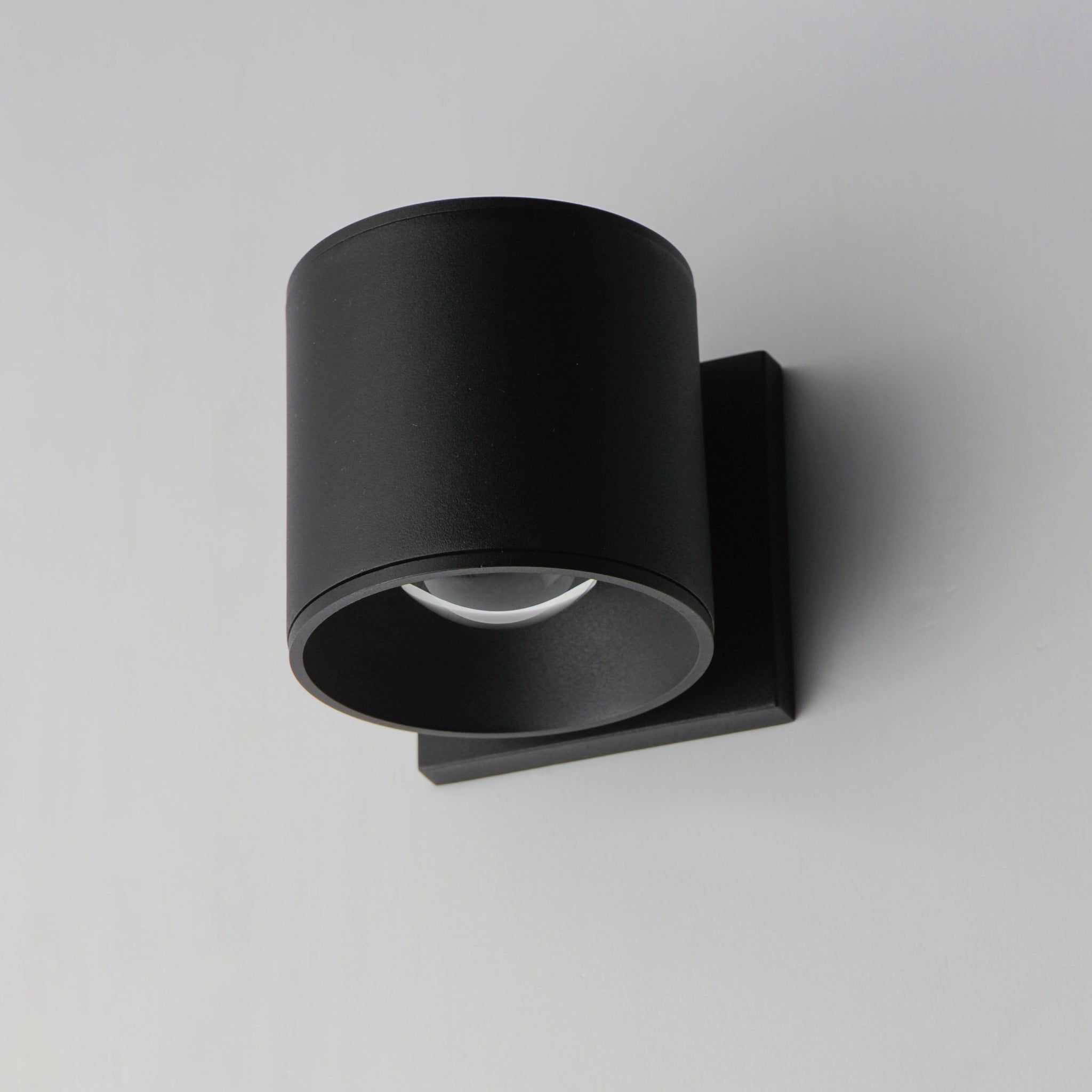 Stout Round 120-277V Indoor/Outdoor Wall Sconce