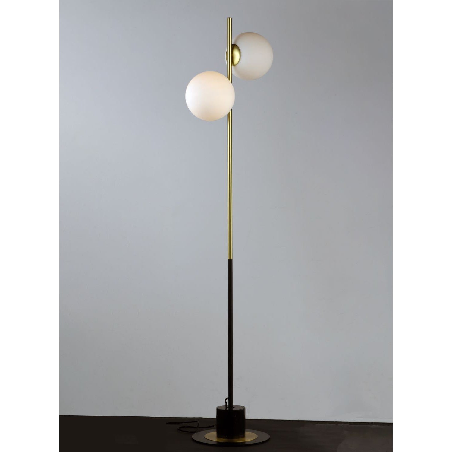 Vesper Floor Lamp Satin Brass / Black